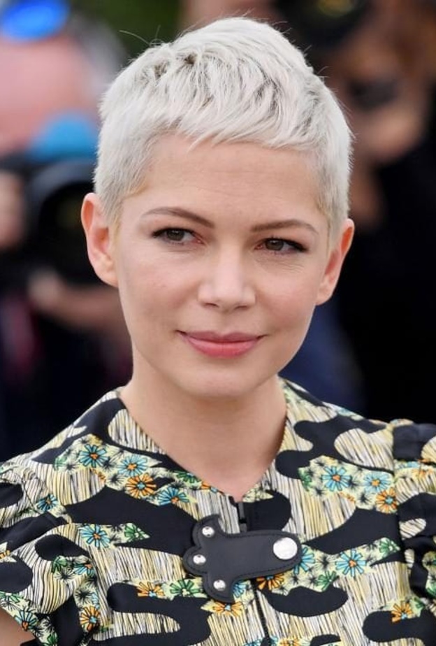 اختارت ‏Michelle Williams‏ تسريحات الشعر القصير مع الخصل غير المنتظمة بأسلوب شبابي