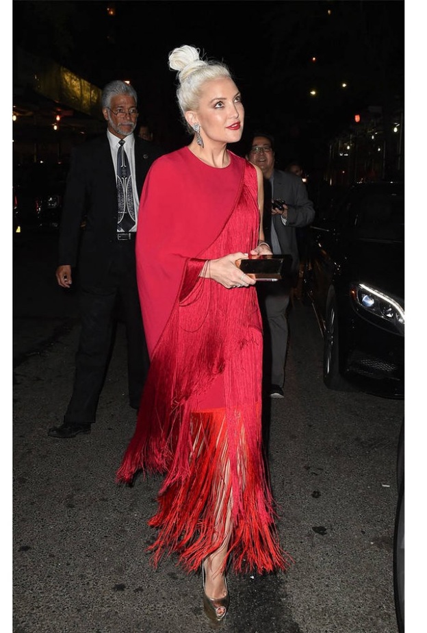 فستان أسود طويل مع الشق الامامي وقصة الأكتاف المكشوفة من اختيار Emily Ratajkowski