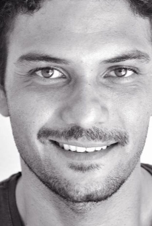 آسر ياسين وطفولته الشقية