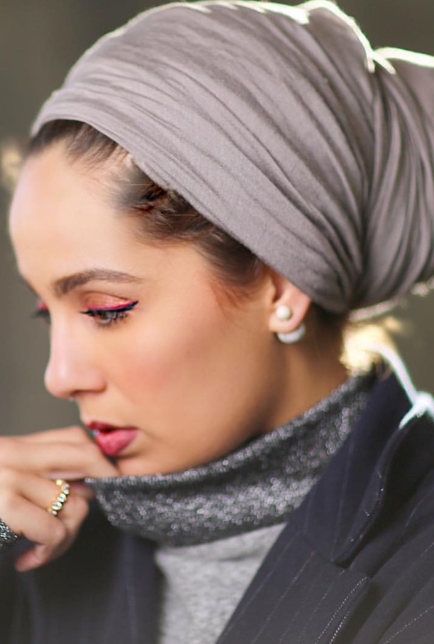 آسيا عاكف تتألق بين الآيلاينر وظلال العيون البراقة