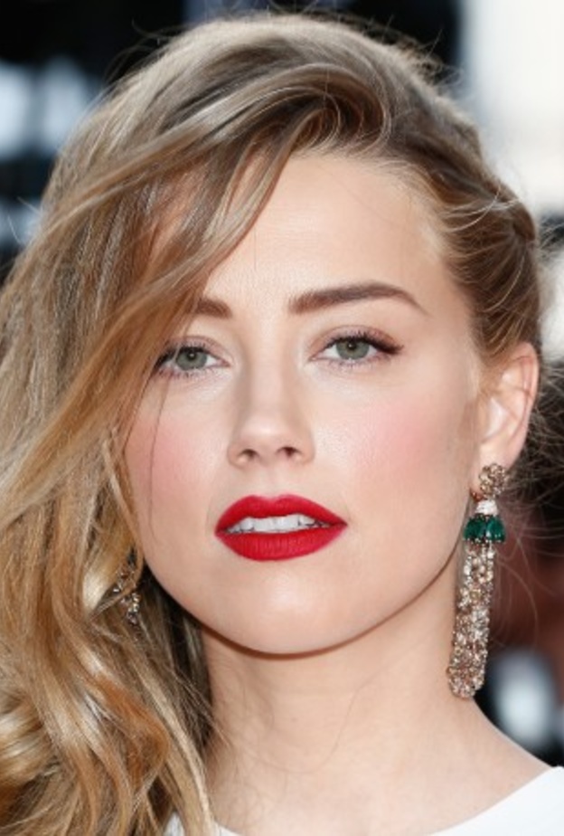 آمبر هيرد ترتدي أقراط tassel