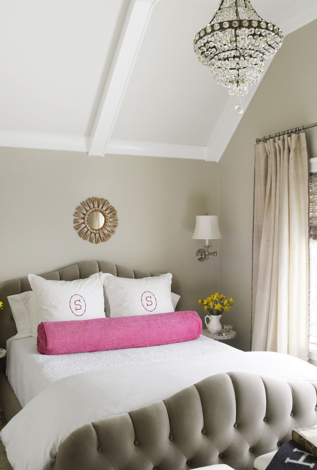 أبريق زجاجي استخدم كآنية زهور 