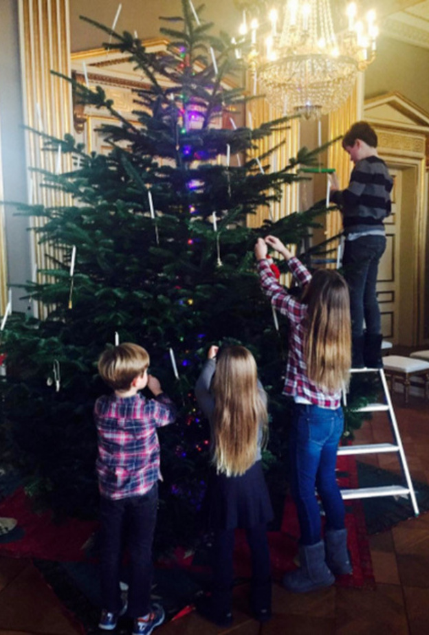 أبناء ولي عهد الدنمارك يزينون شجرة الميلاد