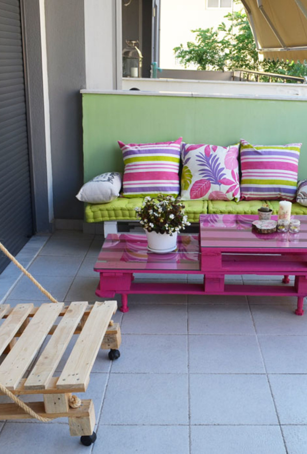 أثاث الشرفة من مادة الخشب بأبسط أشكالها 