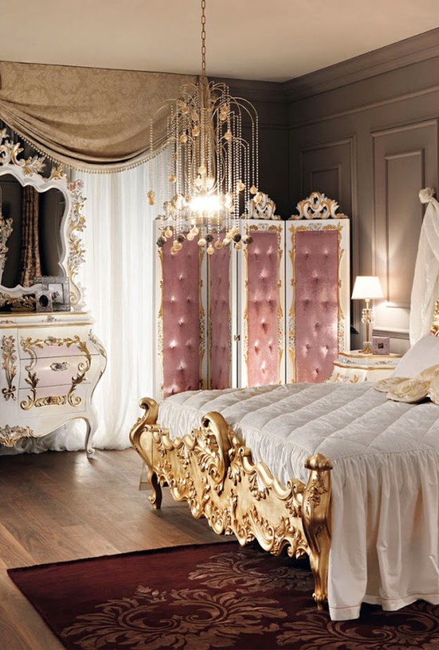 أثاث غرفة النوم المزخرف باللون الذهبي و القماش الوردي مع الستارة الملكية خلف السرير