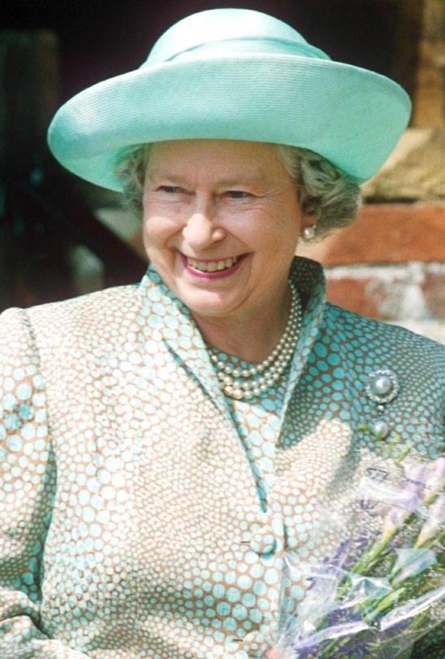 أثناء الإحتفال بعيد ميلاد الملكة الأم، ترتدي الملكة إليزابيث بروش دوقة كامبرج