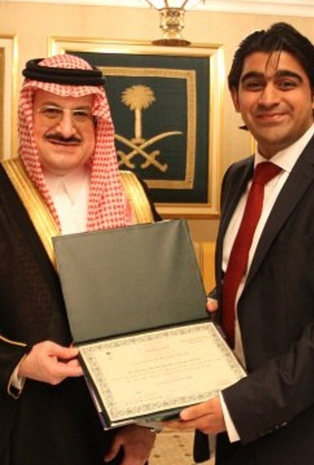  أثناء تكريمه في المملكة