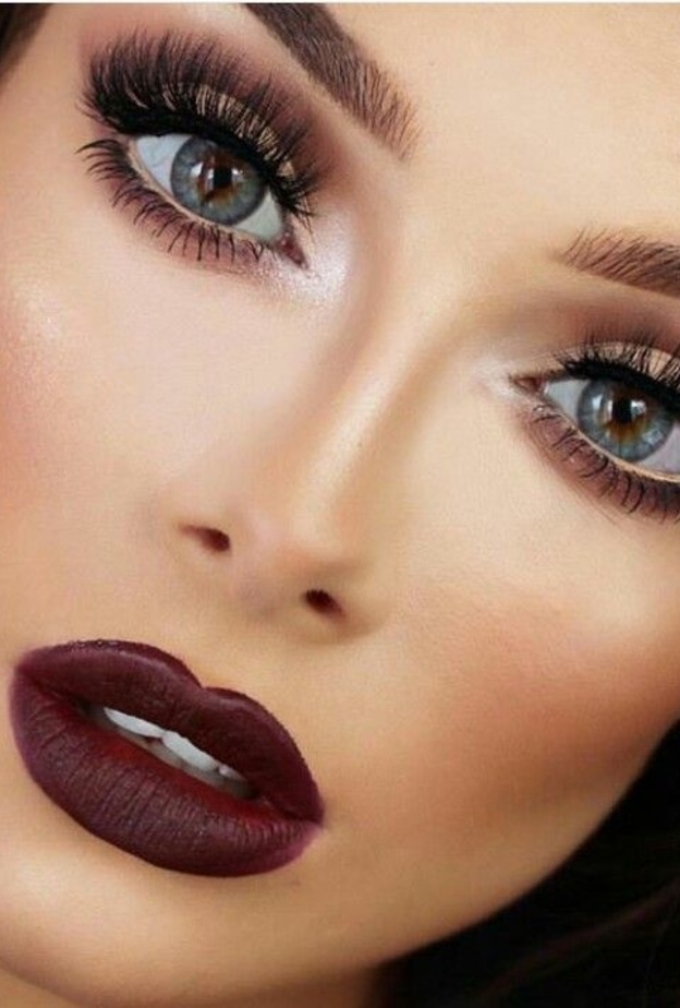 أجمل إطلالات الشتاء مع أحمر الشفاه باللون الماروني