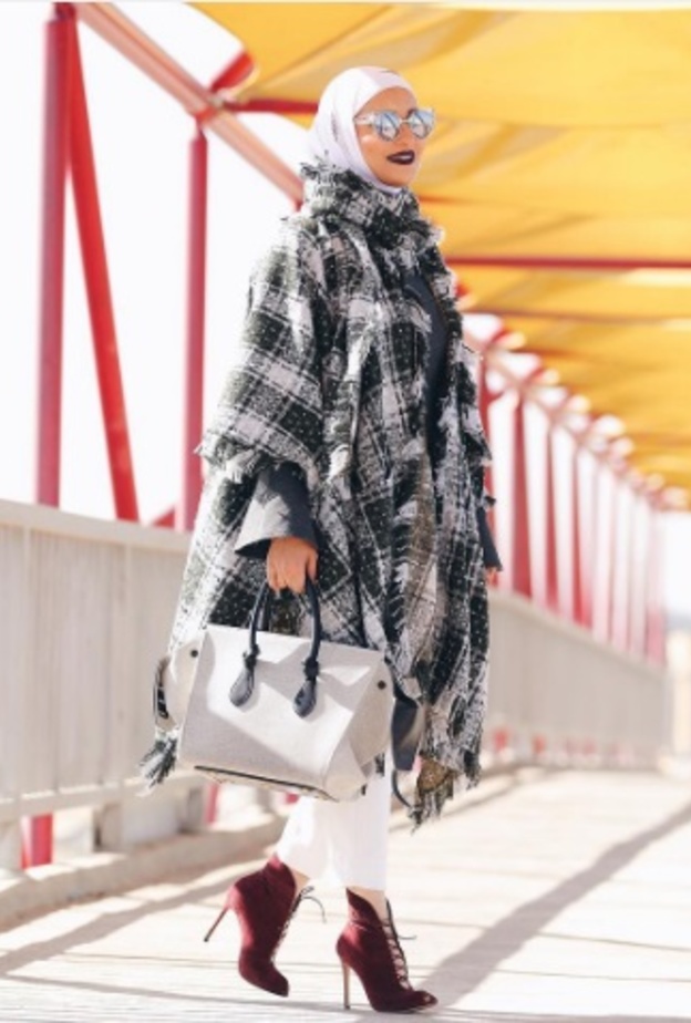 أجمل ازياء محجبات 2017 مع الكاب المربع من مدونة الموضة دلال الدوب