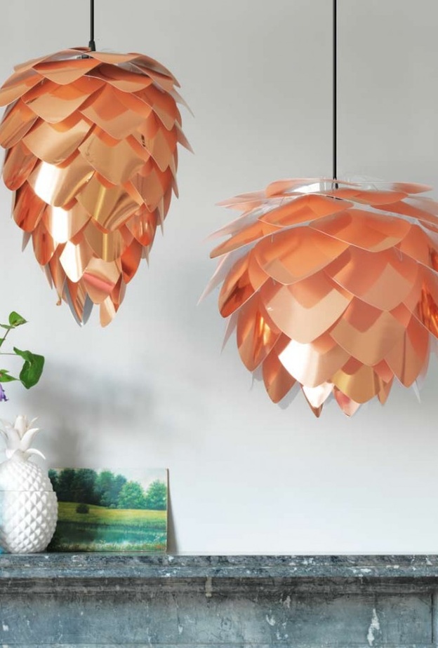 أجهزة إنارة بأحجام مختلفة من أوراق نحاسية على شكل نبات الصنوبر 