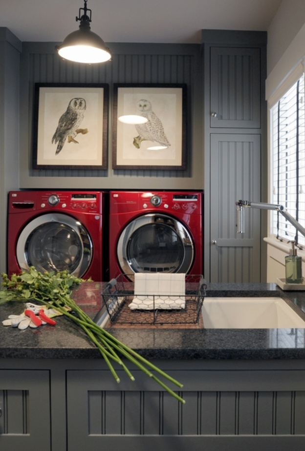 أجهزة كهربائية باللون الأحمر في المطبخ