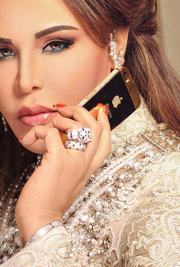  أحلام تتلقى هاتف مرصعا بالذهب