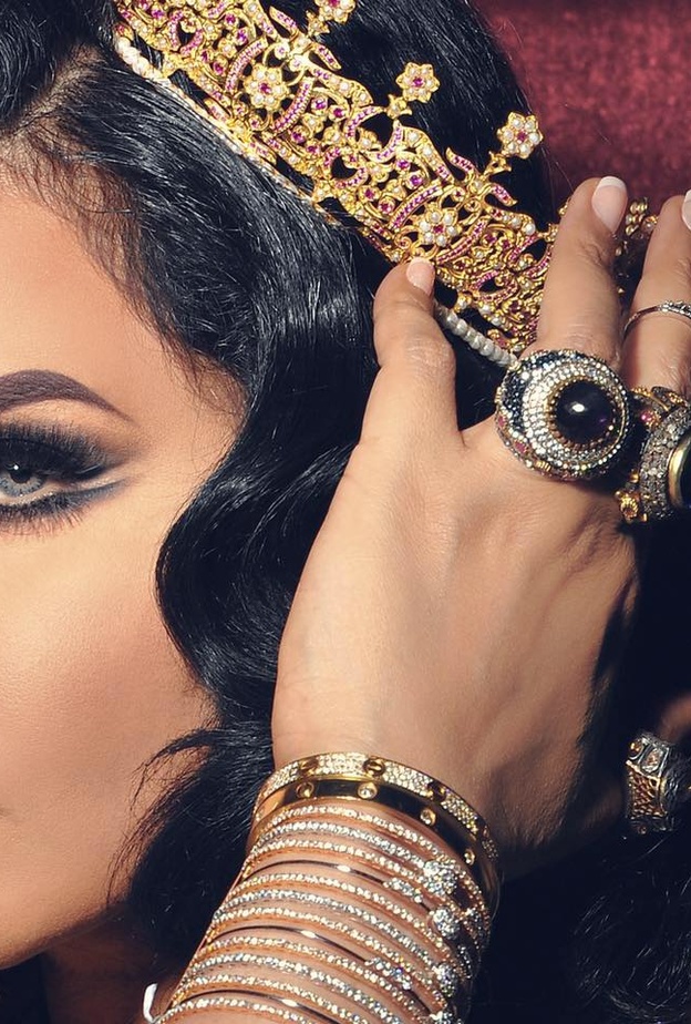 أحلام ترتدي تاج من علامة دولتشي أند غبانا