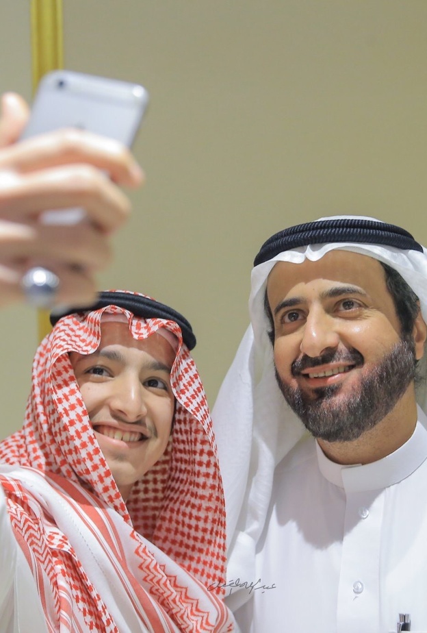 أحمد آل وزيه يلتقط سيلفي مع وزير الصحة توفيق الربيعة 