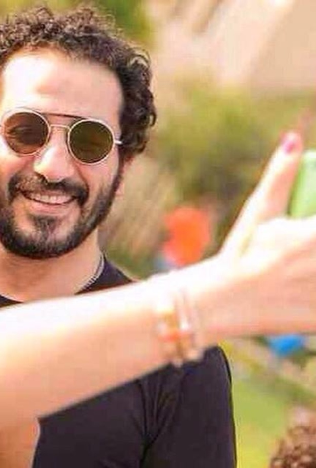 أحمد حلمى يعنف جمهوره بسبب السيلفى