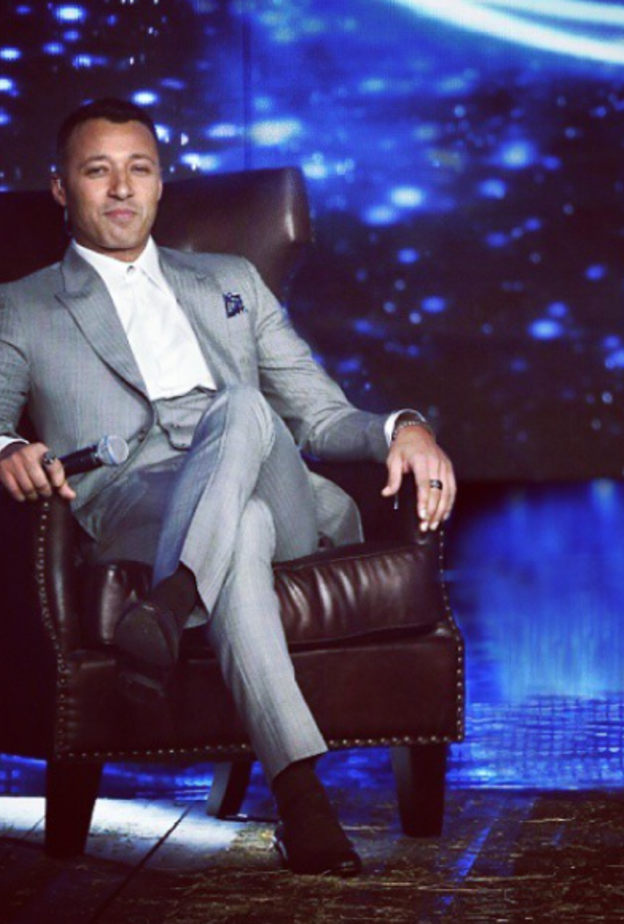 أحمد فهمي بستايل عصري بالبدلة الرمادية