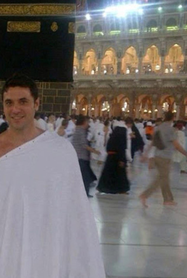  النجم حسن رداد أثناء أداء فريضة الحج