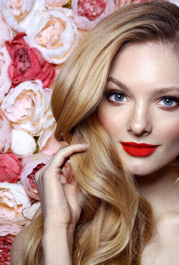 أحمر الشفاه الأحمر المتوهج رائع للعروس ذات البشرة المتوسطة