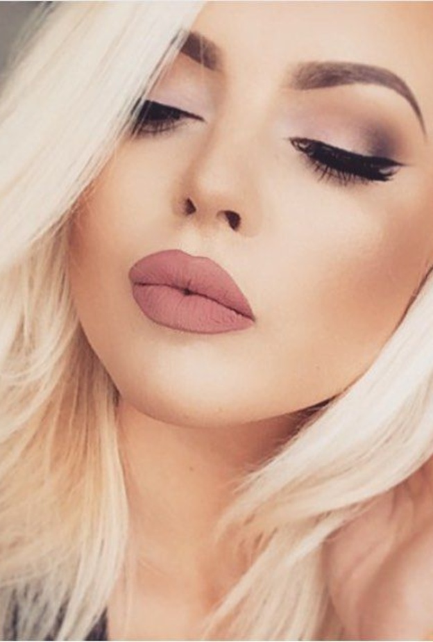 أحمر الشفاه النيود الداكن