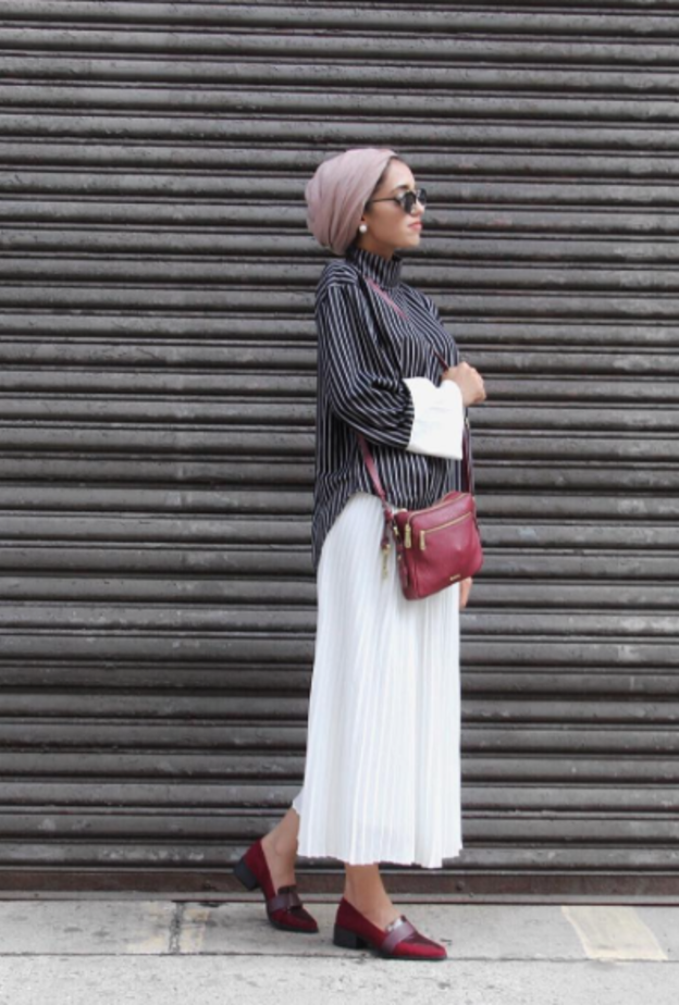 أسلوب بسيط وأنيق بتنورة ماكسي بيضاء مع قميص ناعم وشنطة كتف وحذاء عملي بلون الأحمر القرمزي