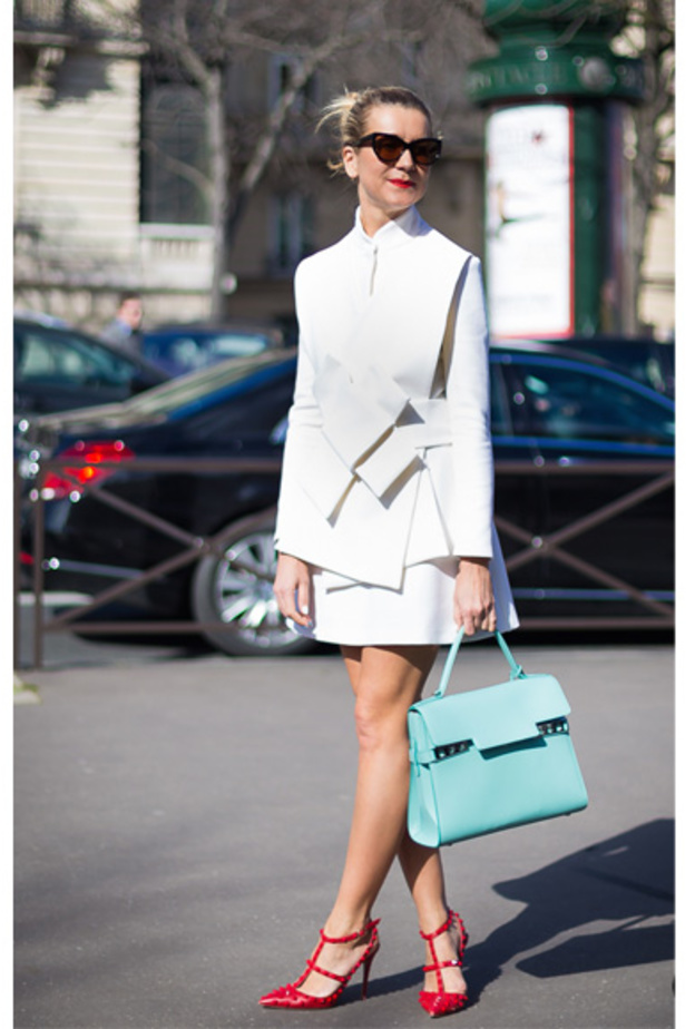 أسلوب راق جداً بالأبيض والأحمر مع لمسة مميزة للحقيبة باللون الأزرق الباستيلي