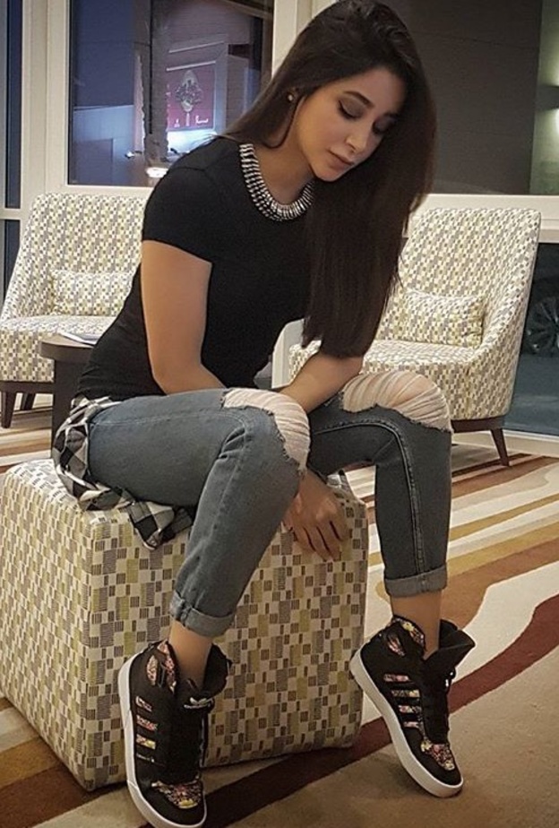 أسيل عمران بإطلالة عصرية 