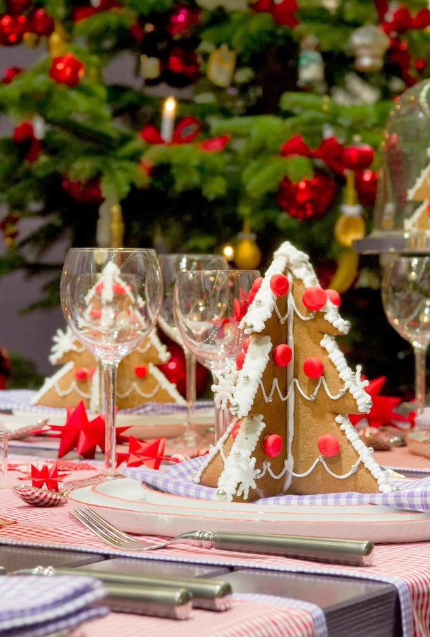 أشجار البسكويت التي تصنع في هذا الوقت من السنة تزين مائدة الطعام