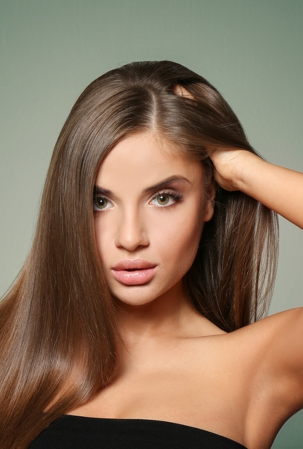 أصبح الشعر الناعم من أهم التسريحات اليومية لسهولة الحصول عليه