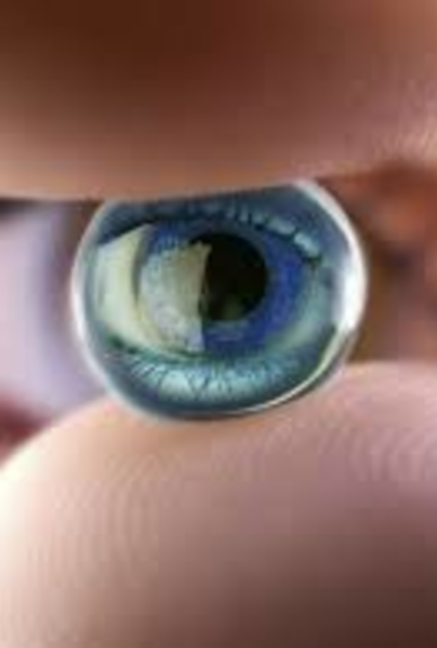 أضرار العدسات اللاصقة