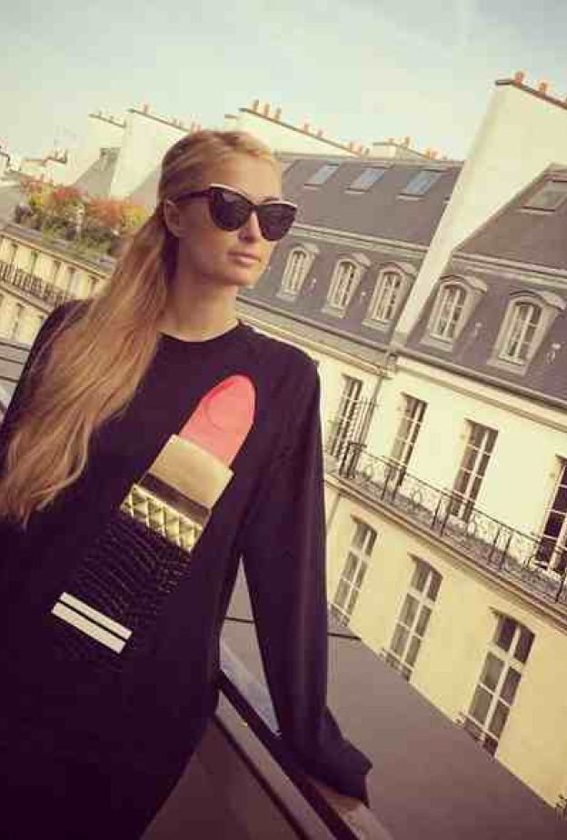 أطول أحمر شفاه على بلوزة باريس هيلتون