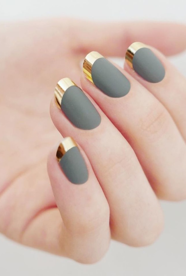 أظافر تندمج بين الذهبي وألوان المات‏