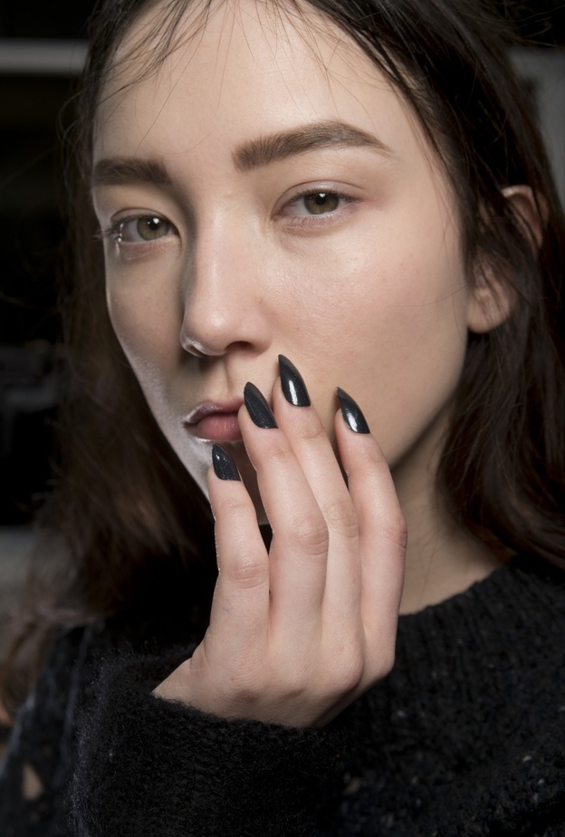 أظافر طويلة حدة بمناكير غامق في عرض فيفيان ويستوود A. Khrontaler for Vivienne Westwood