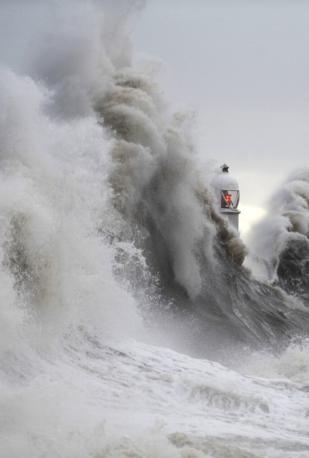 أعاصير و عواصف تضرب عدة ولايات أمريكية