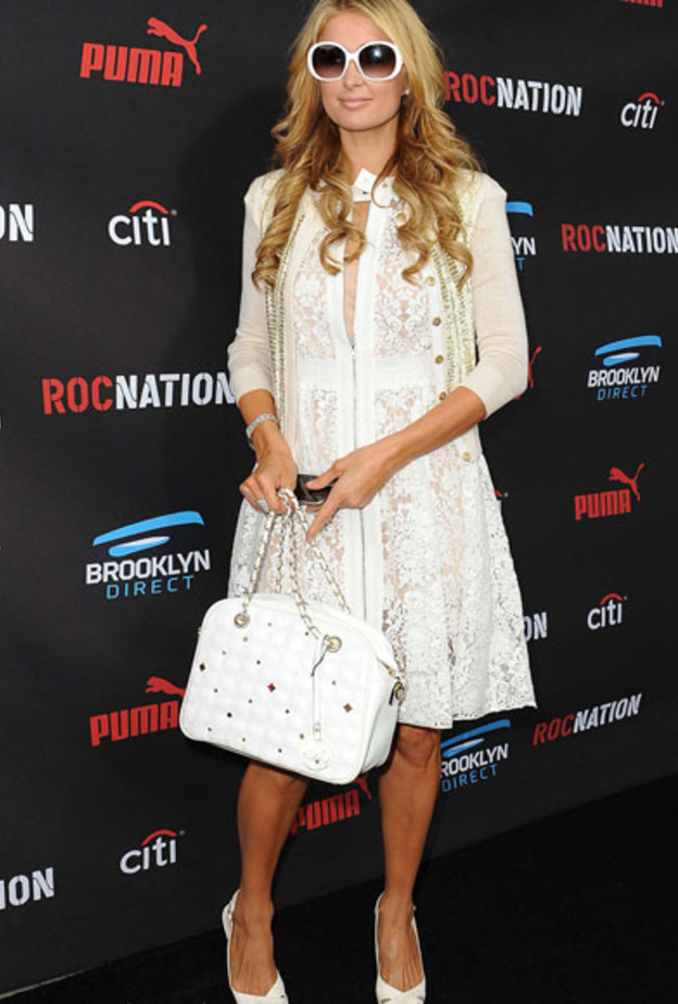  طول الفستان مع الحذاء كارثي ولاننسى أنه متسخ من الأمام أيضاً