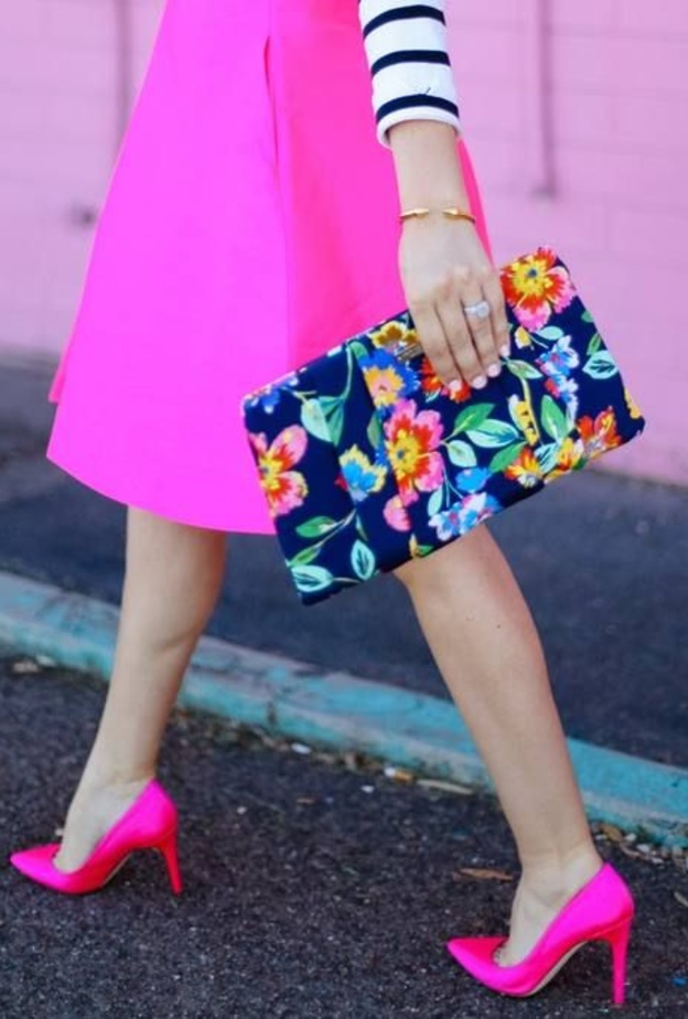 أكملي أناقتك الأنثوية بشنطة يد مزينة برسومات الورود