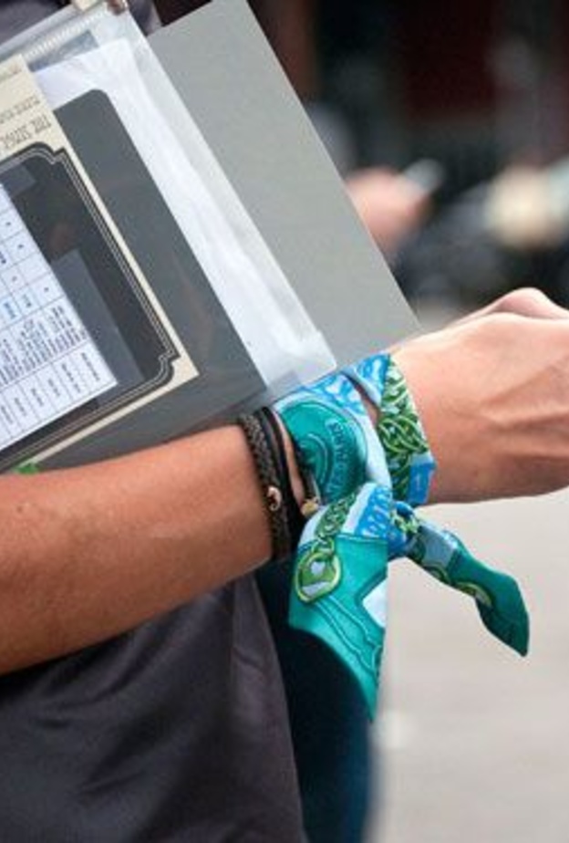 أكملي اطلالتك بلف شال مميز حول معصمك