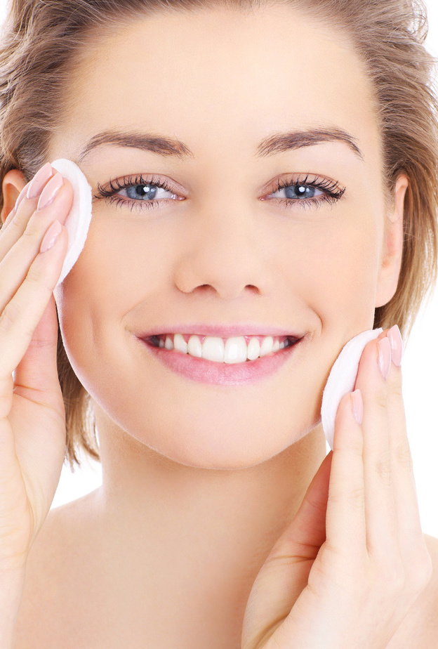 أمسحي الوجه بماء الأرز بالقطنة