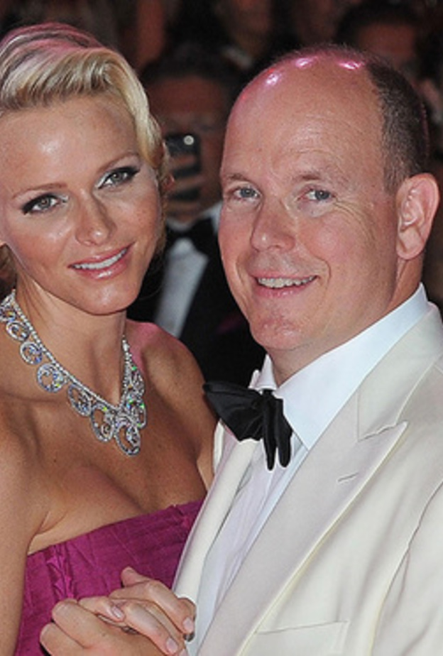 أمير موناكو يشيد بصفات الأميرة تشارلين