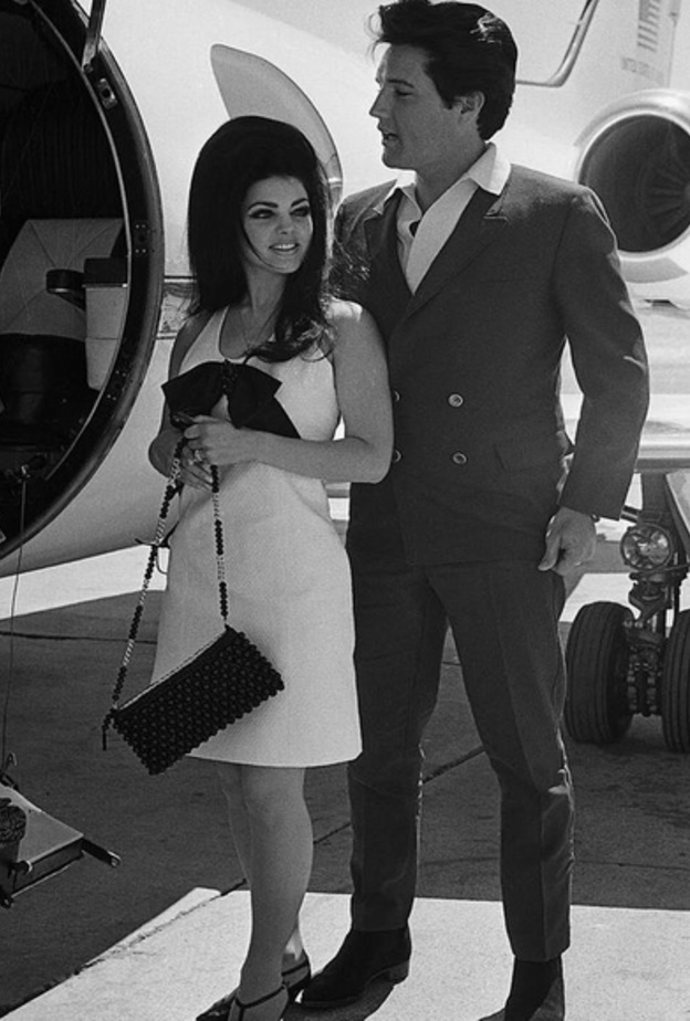 أناقة بريسيلا والفيس في أيام الشباب خلال احدى السفرات 