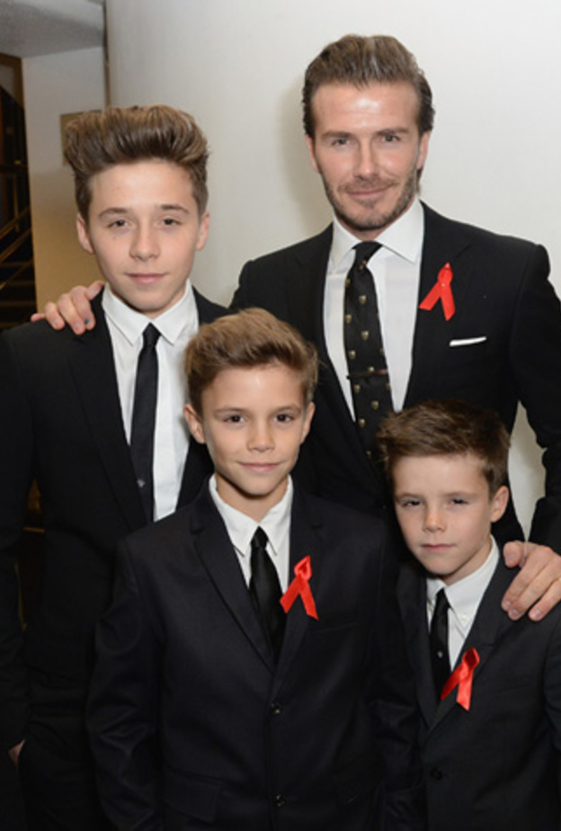 أناقة ديفيد بيكهام بإطلالة راقية بالبدلة الرسميّة مع أبنائه الثلاثة