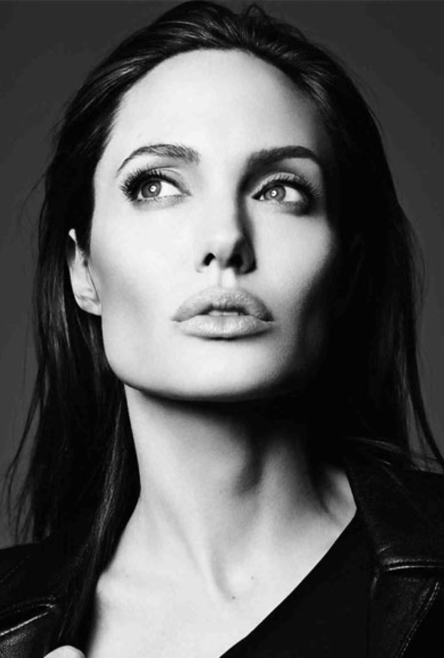 أنجلينا جولى فى حضن أطفالها