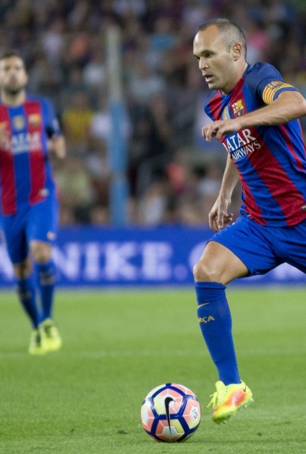 أندريس إنيستا يعود لتشكيلة برشلونة قبل الكلاسيكو