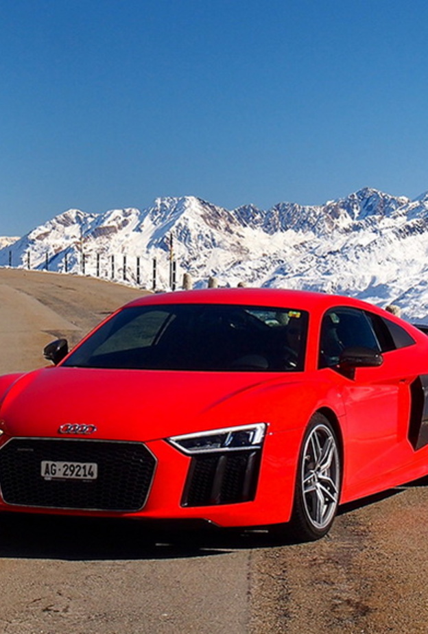 نظرة خلفية صور لأودي R8V10 Plus في جبال الألب
