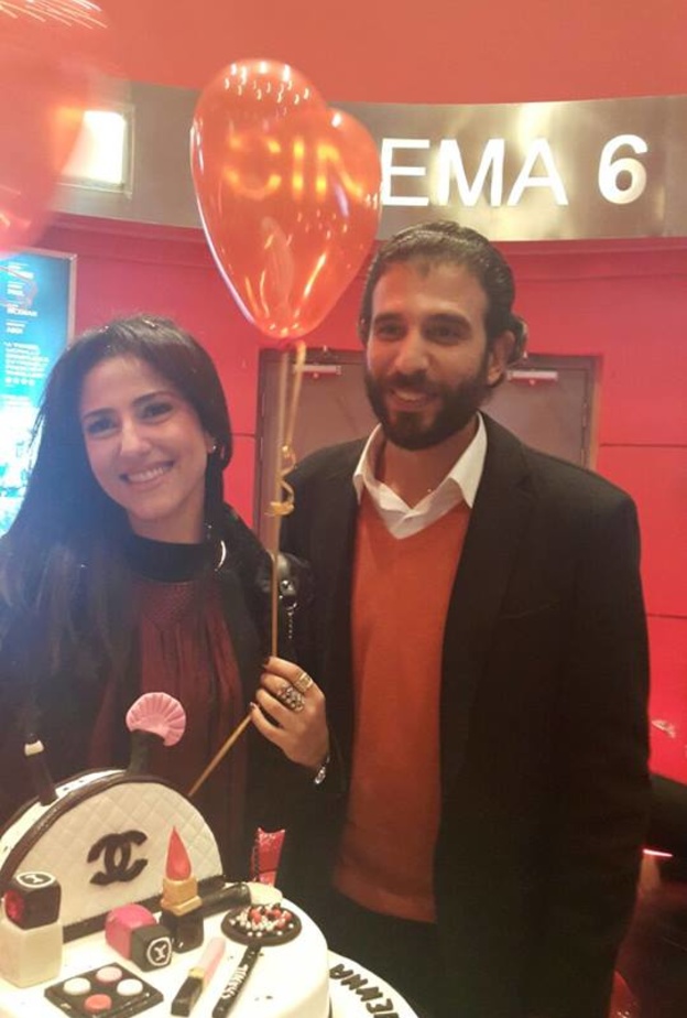 رغم برودة الجو بدت حنان مبتهجة 