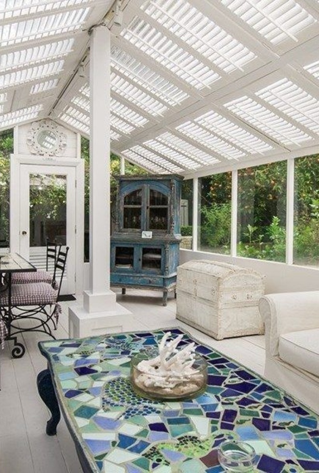 إحدى البيتين الزجاجين المستخدم كغرفة جلوس و طعام 