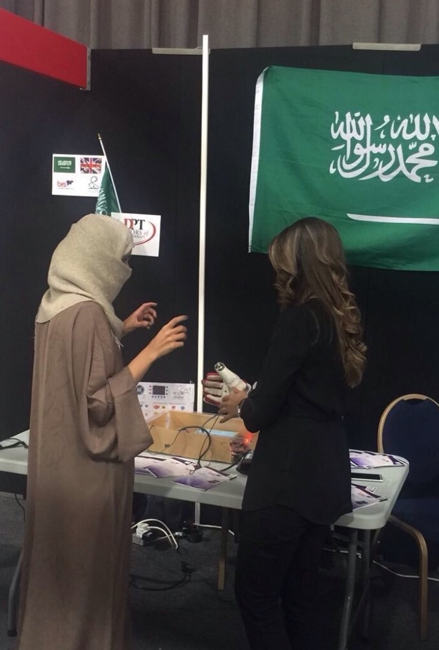 إحدى الطالبات وهي تشرح عن الجهاز في لندن