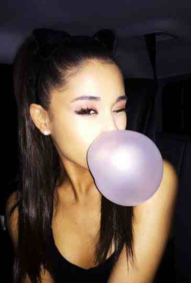 إريانا جراندى تعشق العلكة