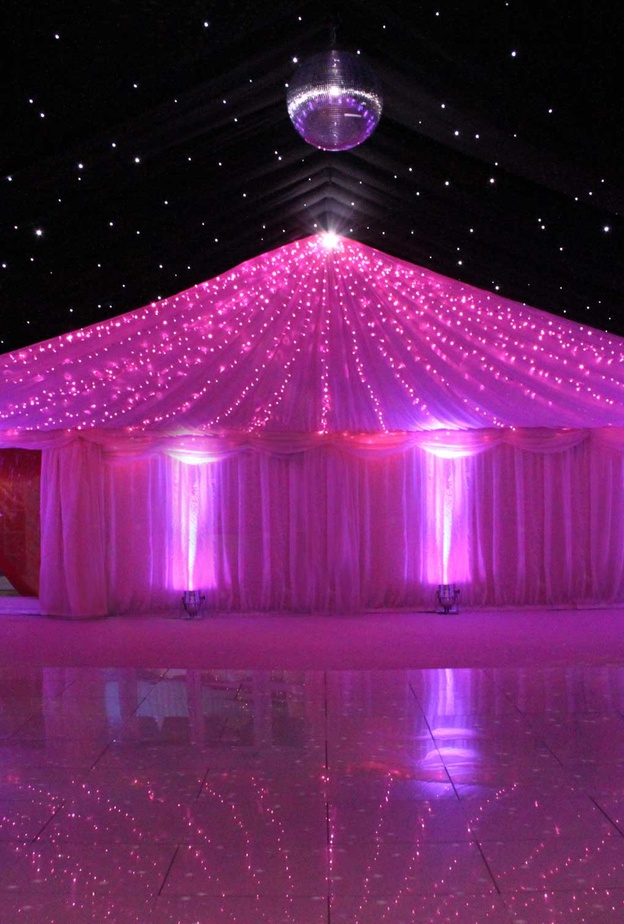 إضاءة تعتمد على لمبات صغيرة جدا متصلة ببعضها على شكل شبكة تستعمل لتغطية مساحات كبيرة في يوم الزفاف