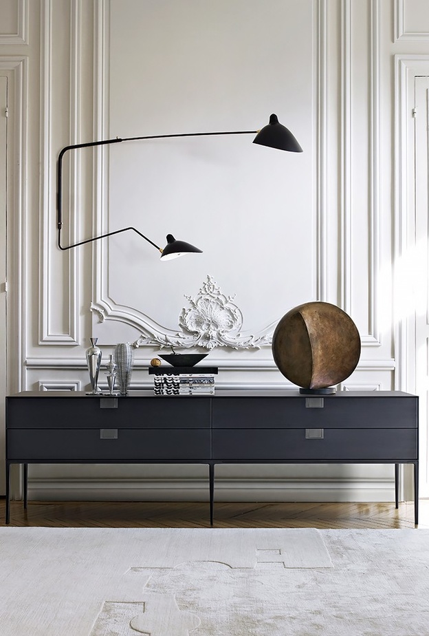 إطارات من الجبس على الجدار و الأبواب 