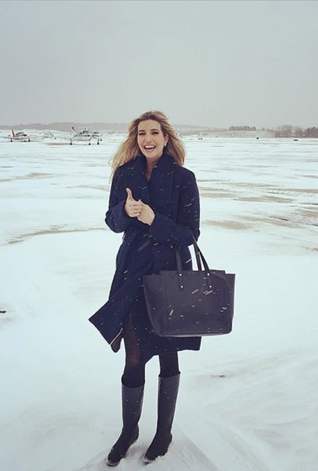 إطلالة شتوية لإيفانكا ترامب بالمعطف والجزمة